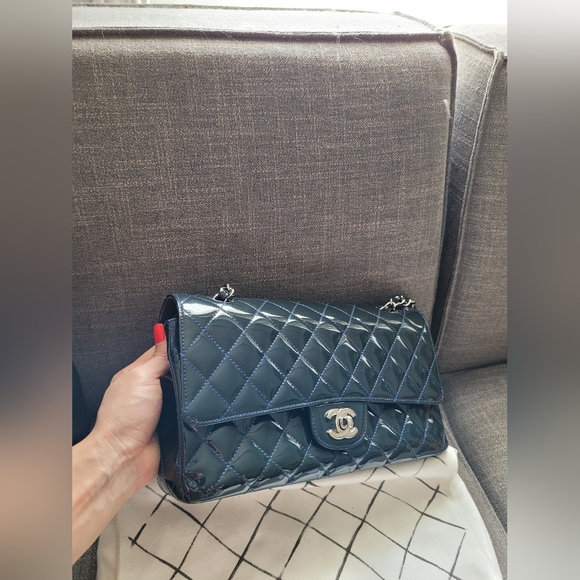 Navy patent medium Chanel flap - Picture 11 of 16